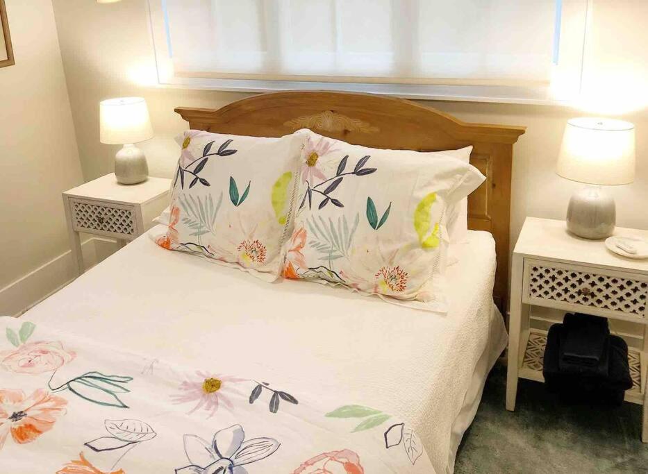 Liz Lane Cottage- Entire Guesthouse ชาร์ลสตัน ภายนอก รูปภาพ