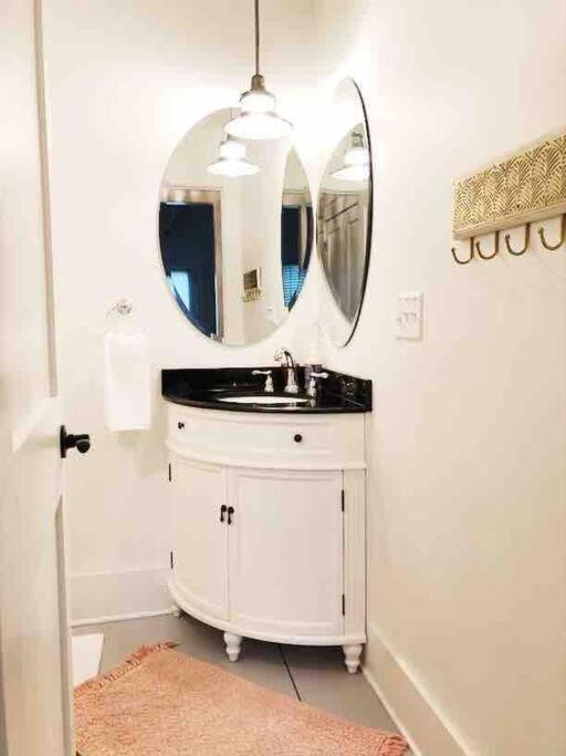 Liz Lane Cottage- Entire Guesthouse ชาร์ลสตัน ภายนอก รูปภาพ