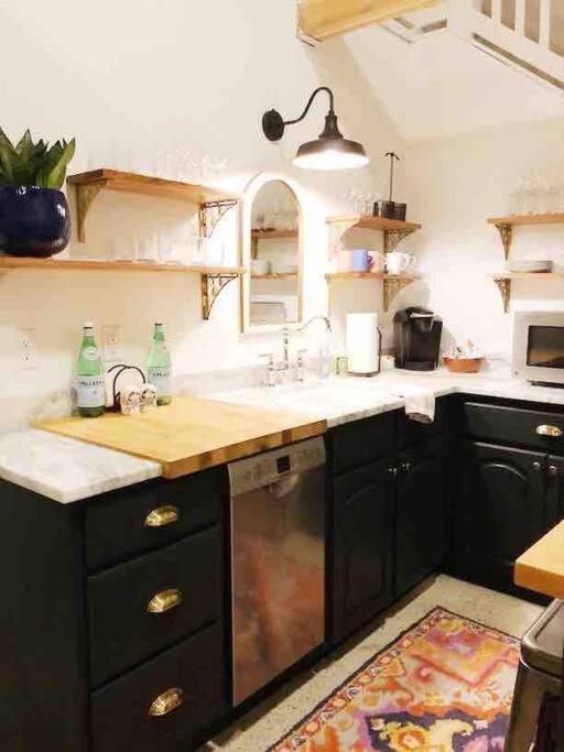Liz Lane Cottage- Entire Guesthouse ชาร์ลสตัน ภายนอก รูปภาพ
